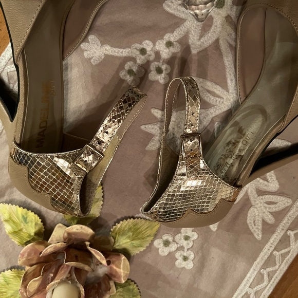 Women’s 4 1/2 inch high heel color, beige, or tan size 8 like new condition - Picture 2 of 5